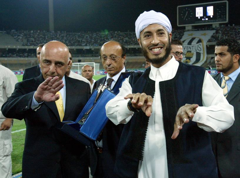 Qui con il figlio di Gheddafi nel match di supercoppa giocato a Tripoli nel 2002. Reuters